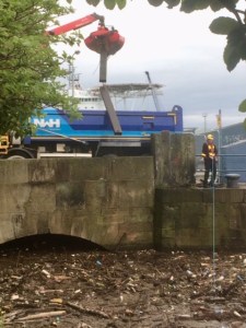 photo of work to clear the rubbish under Victoria Bridge